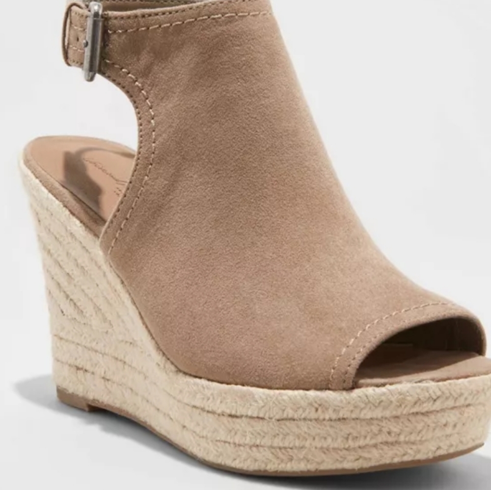Wedge peep toe pump